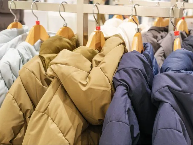 ブランドリユース事業 取扱いアパレル商品（ダウンジャケット）の展示